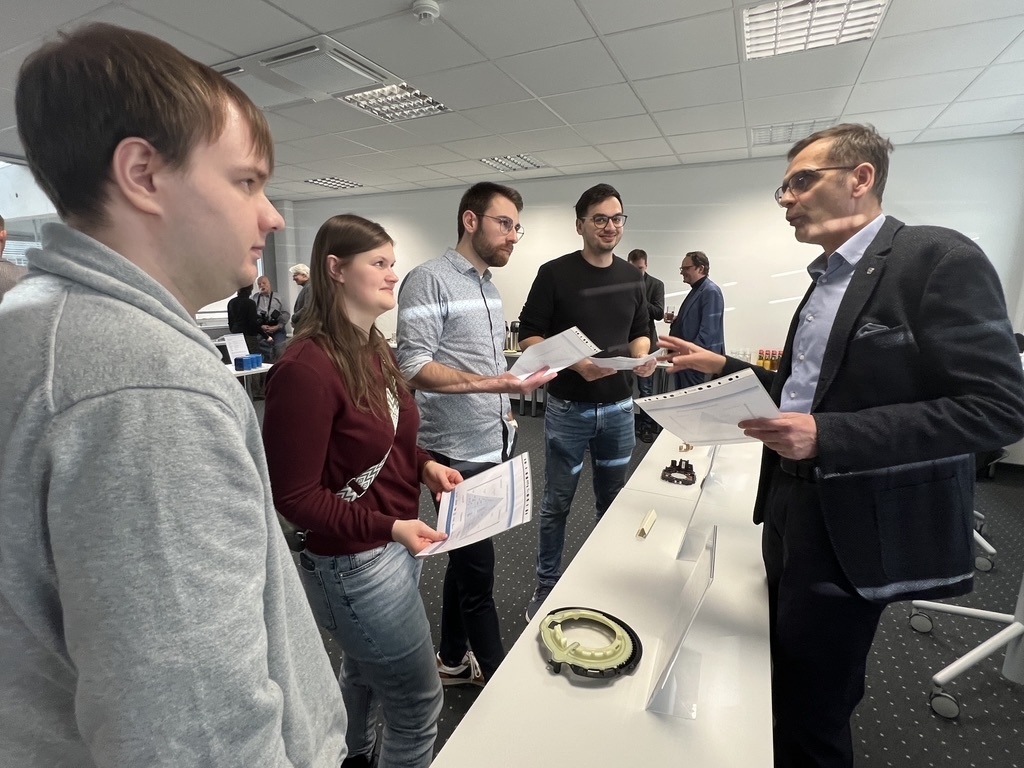 Treffen der Hochschulen Kunststofftechnik Thüringen und Sachsen: Prämierte Kunststoffteile für die Automobilindustrie bei der Fa. Grafe in Blankenhain präsentiert