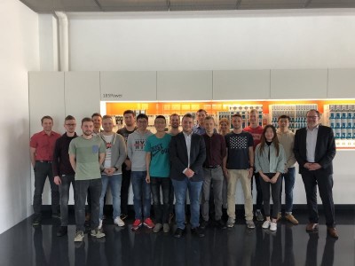 Alles mit Spannung – Studierende der Hochschule zu Gast beim Unternehmen Wöhner